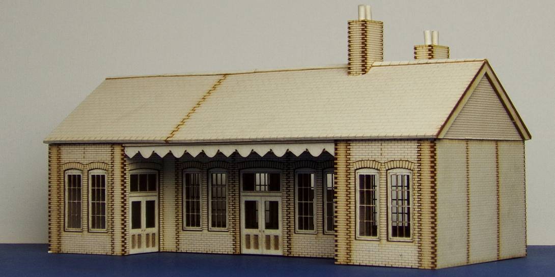 B 00-04 Early 20th century country Railway Station type 2 LCC bundle early 20th century country railway station type 2. Building size 205mm x 91.5mm with gabled roof. Assembly and some trimming of parts required.